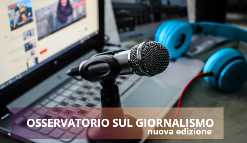 Tasteria computer portatile con cuffie e microfono